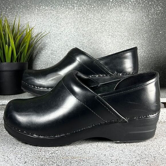 L.L. Bean Ladies 9.5 Black Leather Stapled Wedge Professional Nurse Clogs Shoes - Picture 1 of 7